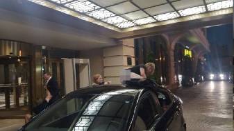 Пьяный мужчина без трусов устроил «вакханалию» на крыше машины активиста… 