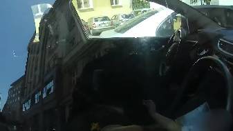 Родители года: полицейским пришлось разбить окно автомобиля, чтобы спасти… 