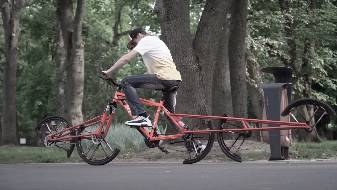 Посмотрите на самый странный велосипед в мире: он не едет, а… 