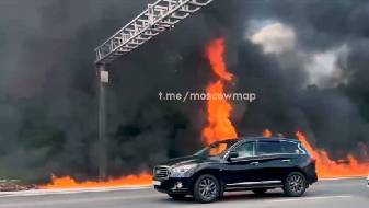 Авария с огоньком: в Москве после ДТП загорелся бензовоз… 